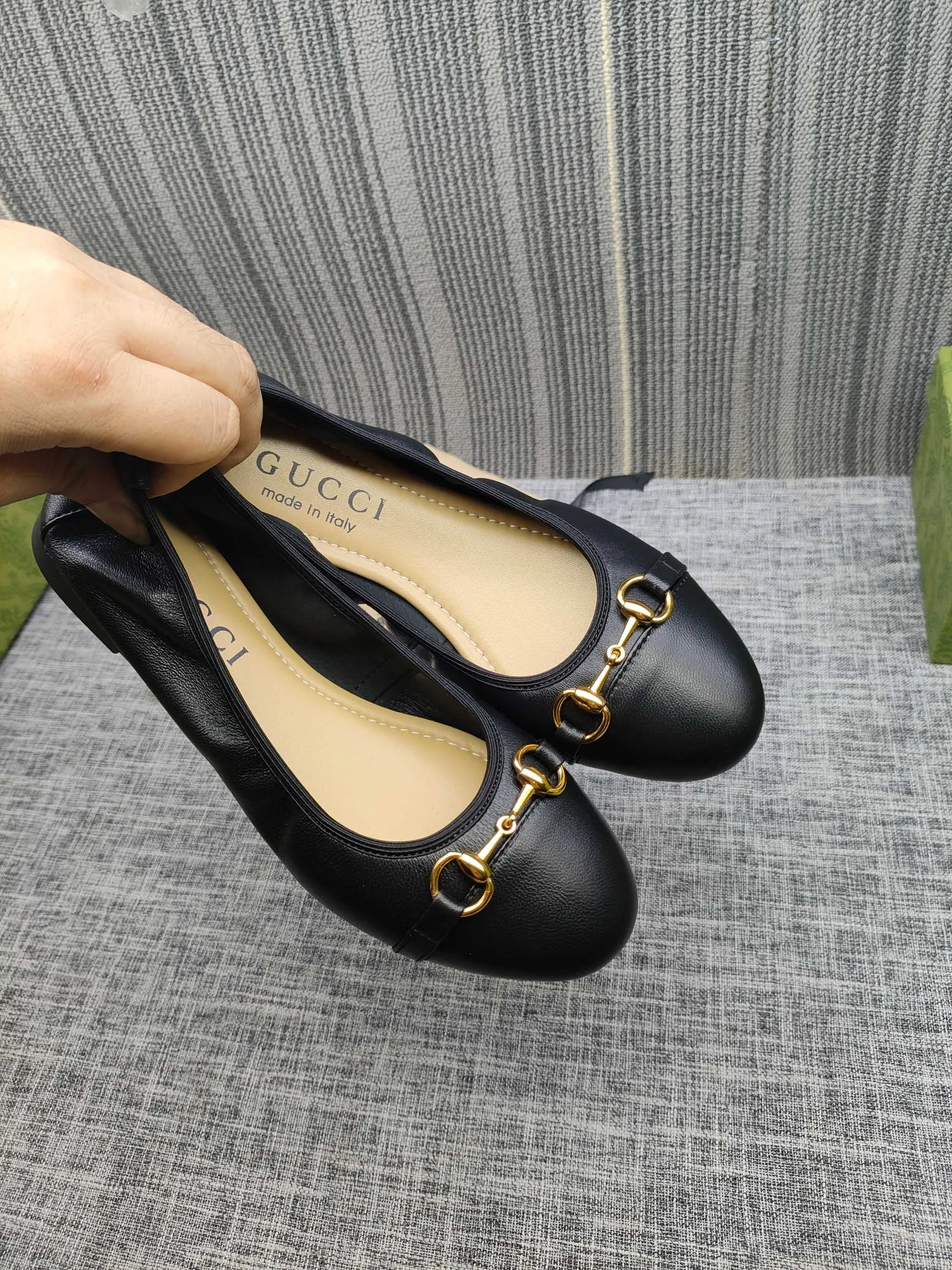 👟👟Ex-factory price 320👟👟 GUCCI's latest horsebit women's flat ballet shoes and egg roll shoes are super comfortable. The fabric is made of imported top-grade soft sheepskin. It is very comfortable on the feet and will not rub your feet. You can also roll it up and put it in your bag. It is easy to carry with you. The super soft soles are a must-have item for fairies whether you are going out for business, work, travel, shopping or at home. Fashionable and versatile, it is an indispensable pair of shoes for you. Fabric: Made of imported soft sheepskin Color: 6 colors available Outsole: PPC rubber outsole Size 34-42 (34.41.42 needs to be customized)